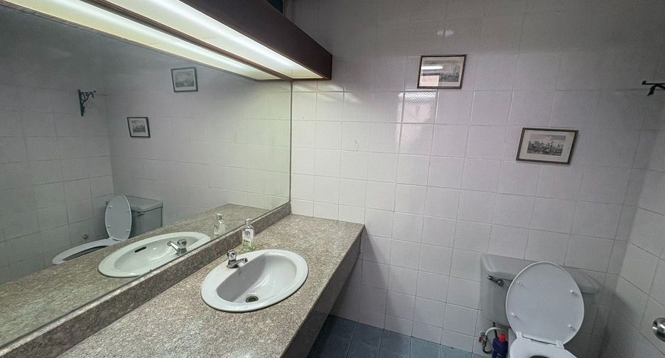 For rent 6 bedrooms townhouse in Watthana, Bangkok