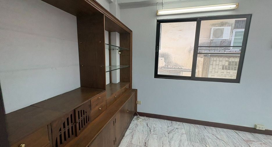 For rent 6 bedrooms townhouse in Watthana, Bangkok