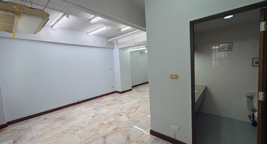 For rent 6 bedrooms townhouse in Watthana, Bangkok