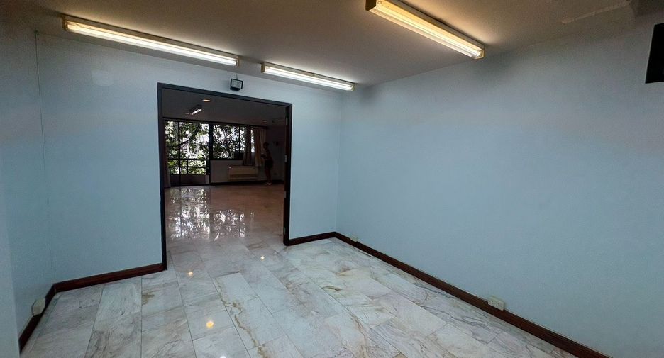 For rent 6 bedrooms townhouse in Watthana, Bangkok