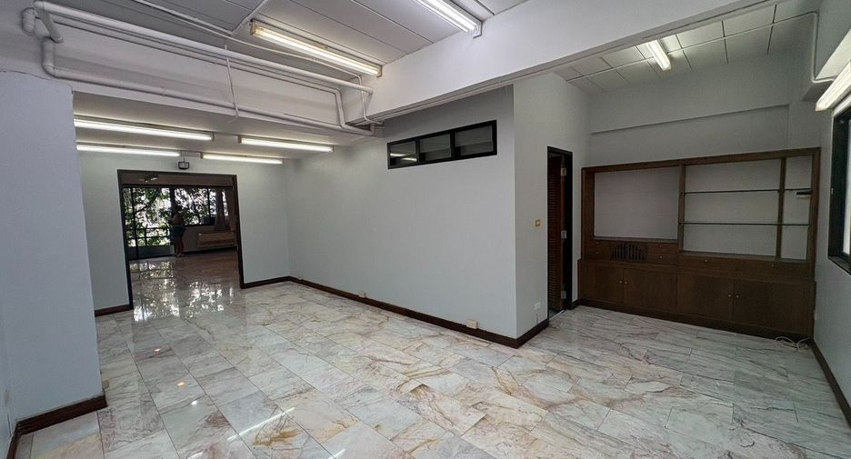 For rent 6 bedrooms townhouse in Watthana, Bangkok
