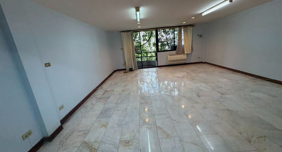 For rent 6 bedrooms townhouse in Watthana, Bangkok