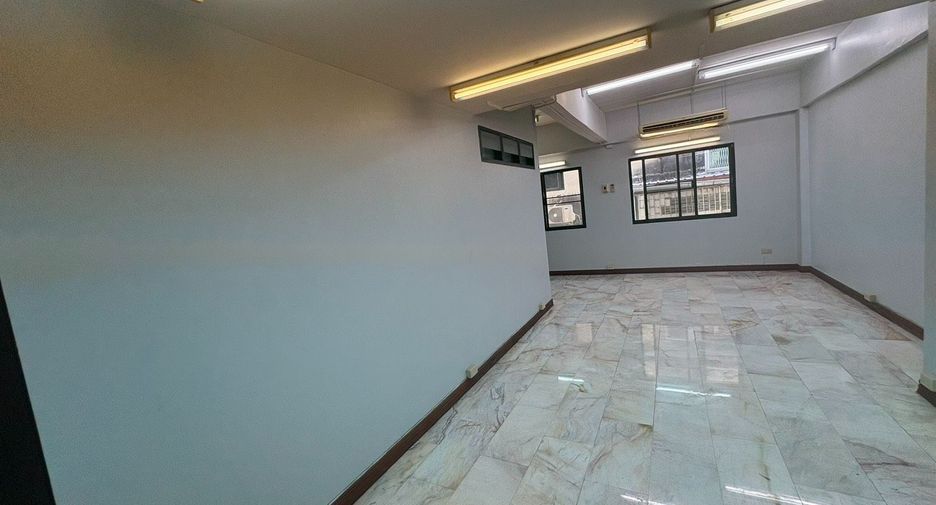 For rent 6 bedrooms townhouse in Watthana, Bangkok