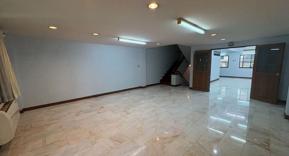 For rent 6 bedrooms townhouse in Watthana, Bangkok