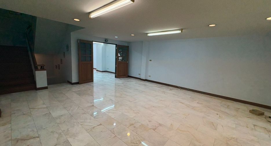 For rent 6 bedrooms townhouse in Watthana, Bangkok