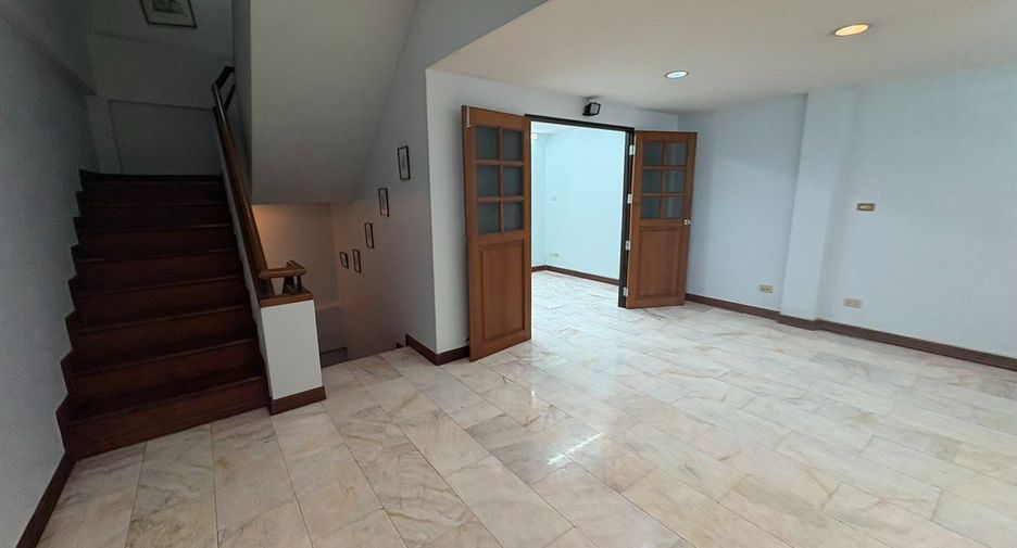 For rent 6 bedrooms townhouse in Watthana, Bangkok