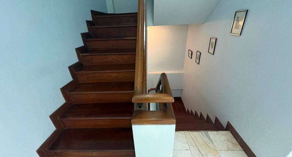 For rent 6 bedrooms townhouse in Watthana, Bangkok