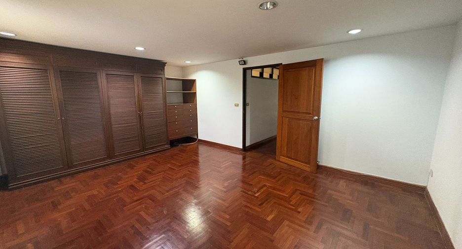 For rent 6 bedrooms townhouse in Watthana, Bangkok