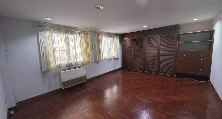 For rent 6 bedrooms townhouse in Watthana, Bangkok