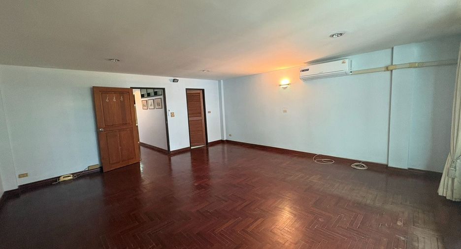 For rent 6 bedrooms townhouse in Watthana, Bangkok