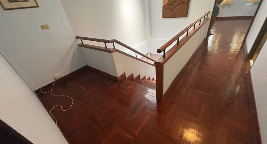 For rent 6 bedrooms townhouse in Watthana, Bangkok