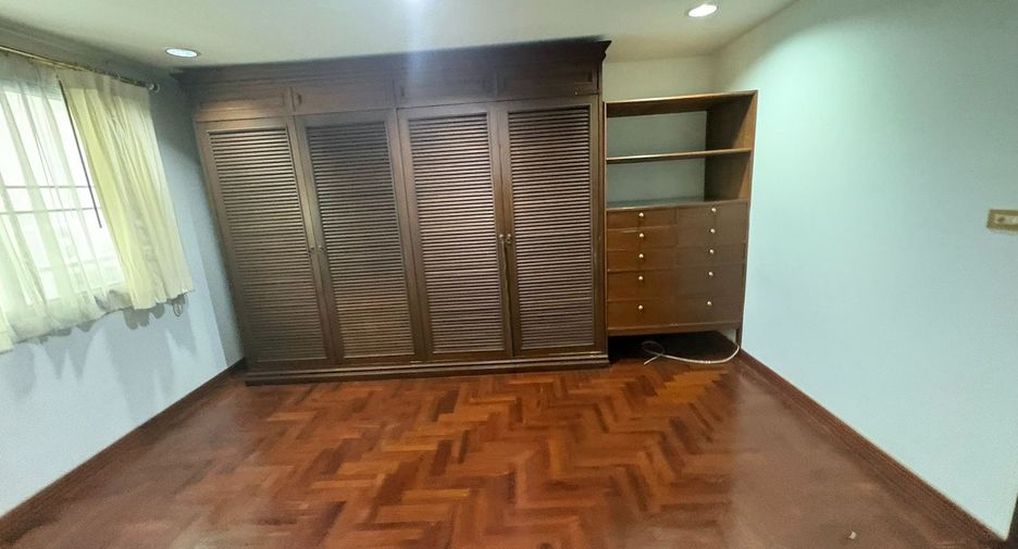 For rent 6 bedrooms townhouse in Watthana, Bangkok