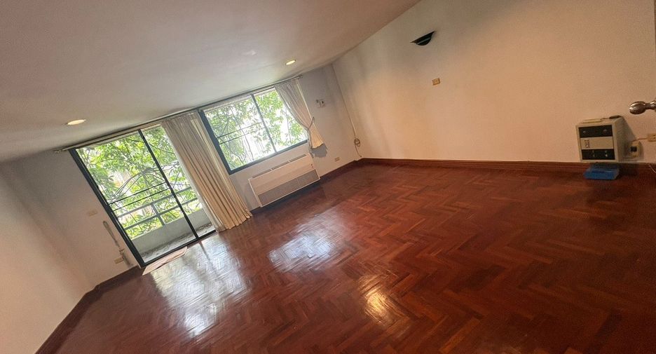 For rent 6 bedrooms townhouse in Watthana, Bangkok