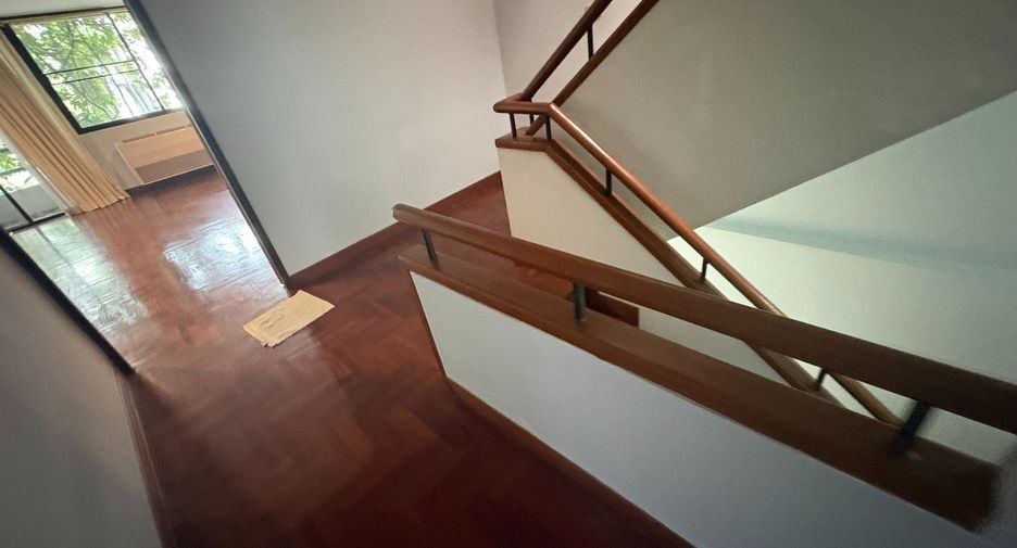 For rent 6 bedrooms townhouse in Watthana, Bangkok