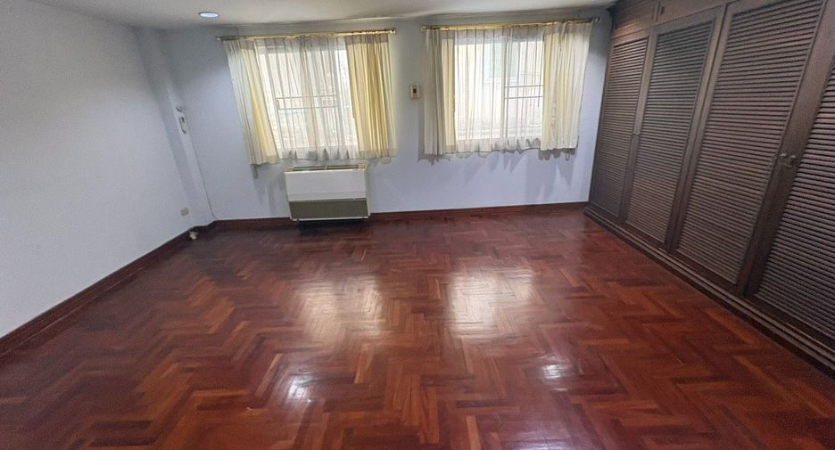 For rent 6 bedrooms townhouse in Watthana, Bangkok