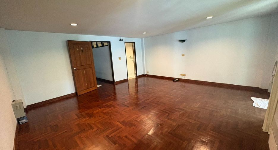 For rent 6 bedrooms townhouse in Watthana, Bangkok