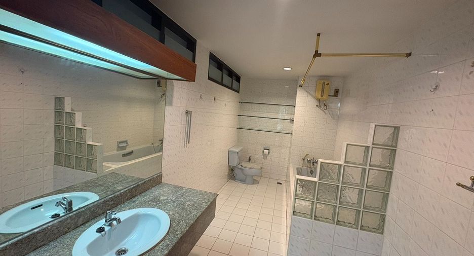 For rent 6 bedrooms townhouse in Watthana, Bangkok