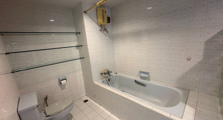 For rent 6 bedrooms townhouse in Watthana, Bangkok