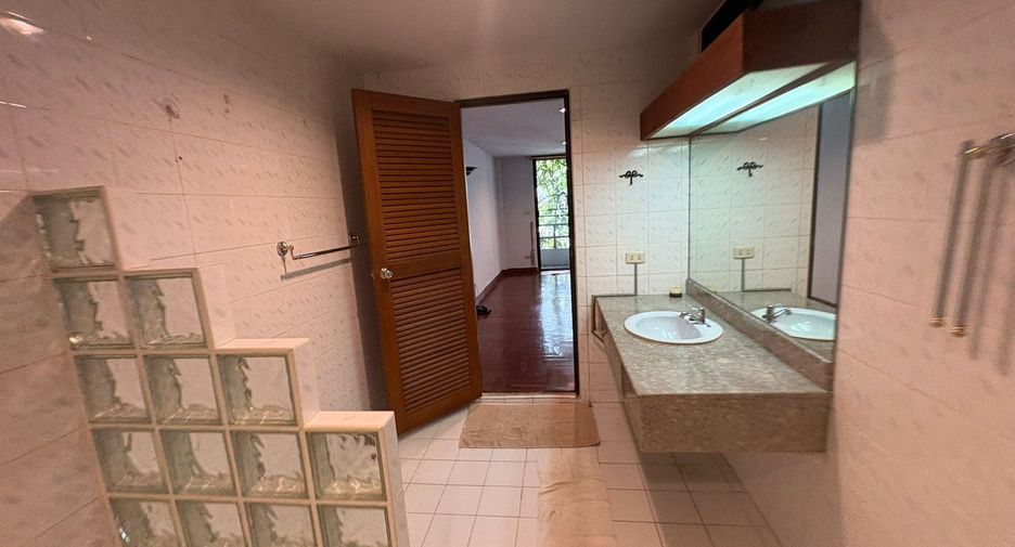 For rent 6 bedrooms townhouse in Watthana, Bangkok