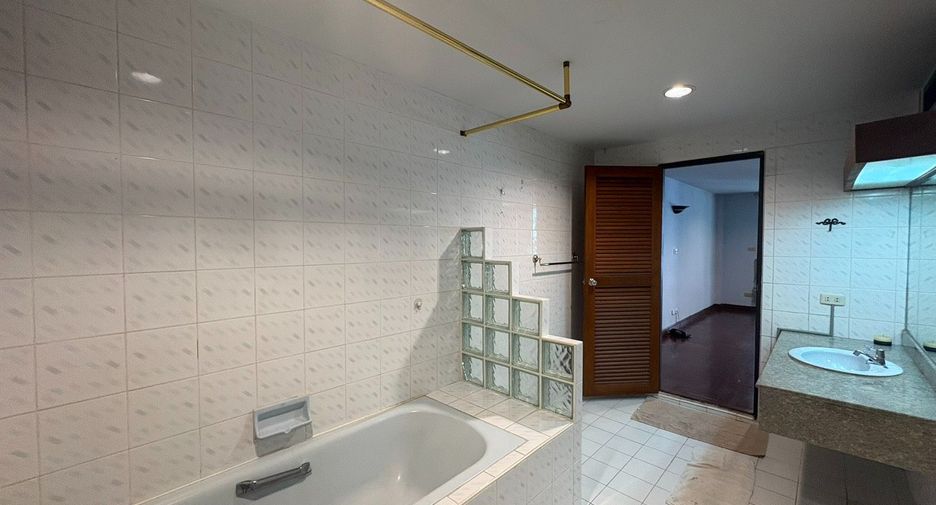For rent 6 bedrooms townhouse in Watthana, Bangkok