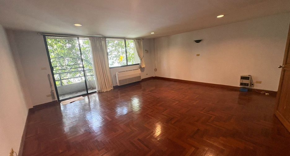 For rent 6 bedrooms townhouse in Watthana, Bangkok