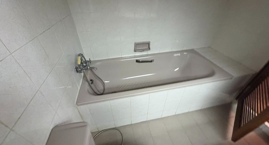 For rent 6 bedrooms townhouse in Watthana, Bangkok