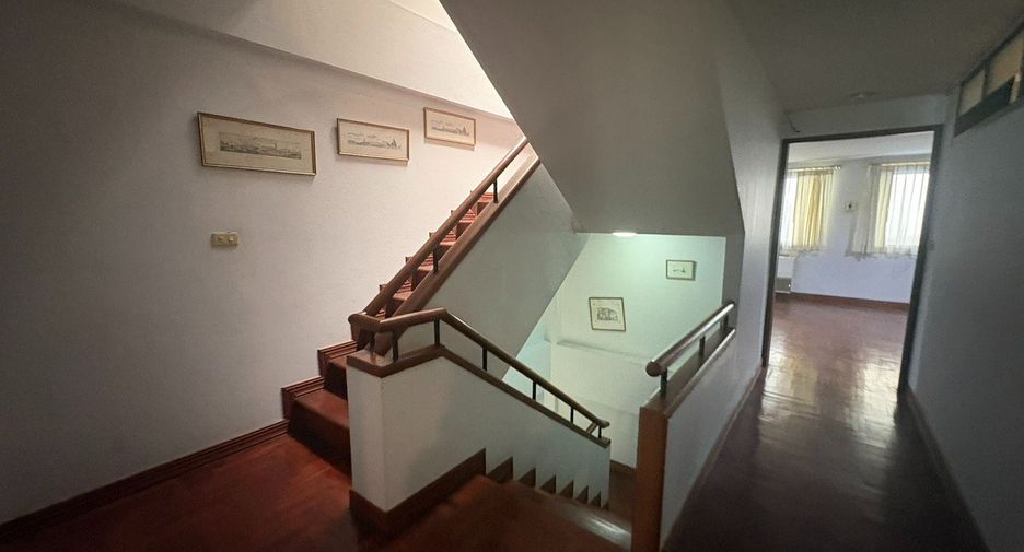 For rent 6 bedrooms townhouse in Watthana, Bangkok
