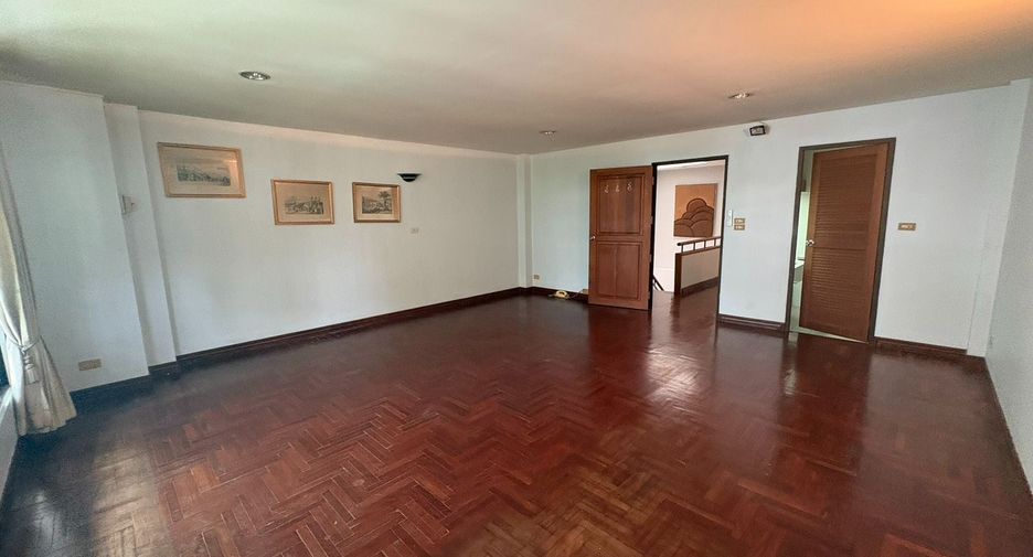 For rent 6 bedrooms townhouse in Watthana, Bangkok