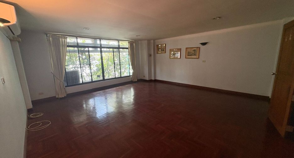 For rent 6 bedrooms townhouse in Watthana, Bangkok