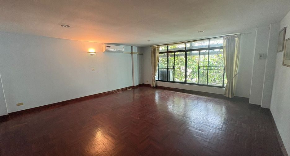 For rent 6 bedrooms townhouse in Watthana, Bangkok