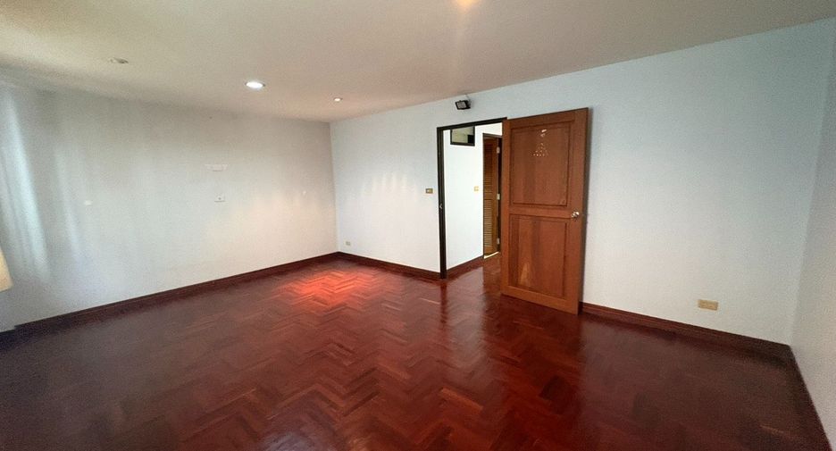 For rent 6 bedrooms townhouse in Watthana, Bangkok