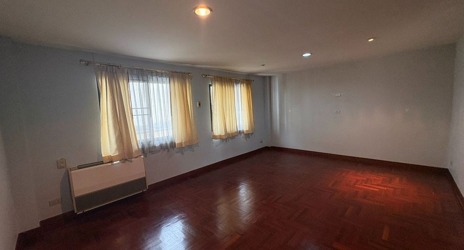 For rent 6 bedrooms townhouse in Watthana, Bangkok