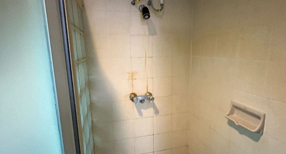 For rent 6 bedrooms townhouse in Watthana, Bangkok