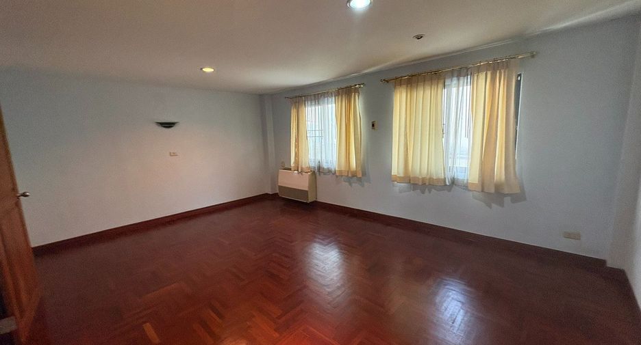 For rent 6 bedrooms townhouse in Watthana, Bangkok