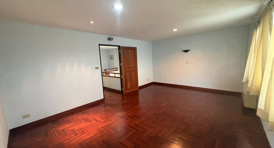 For rent 6 bedrooms townhouse in Watthana, Bangkok
