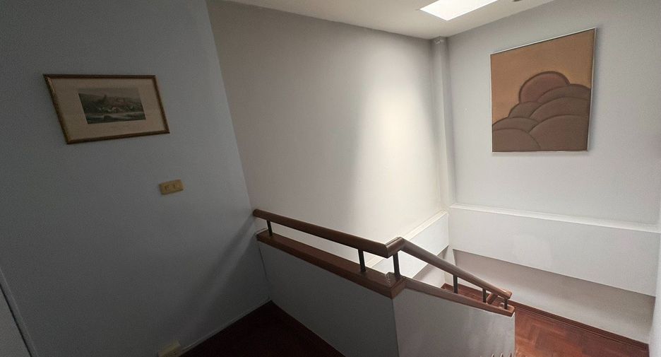 For rent 6 bedrooms townhouse in Watthana, Bangkok
