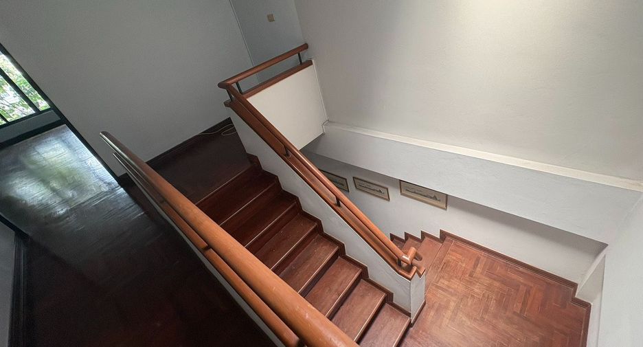 For rent 6 bedrooms townhouse in Watthana, Bangkok
