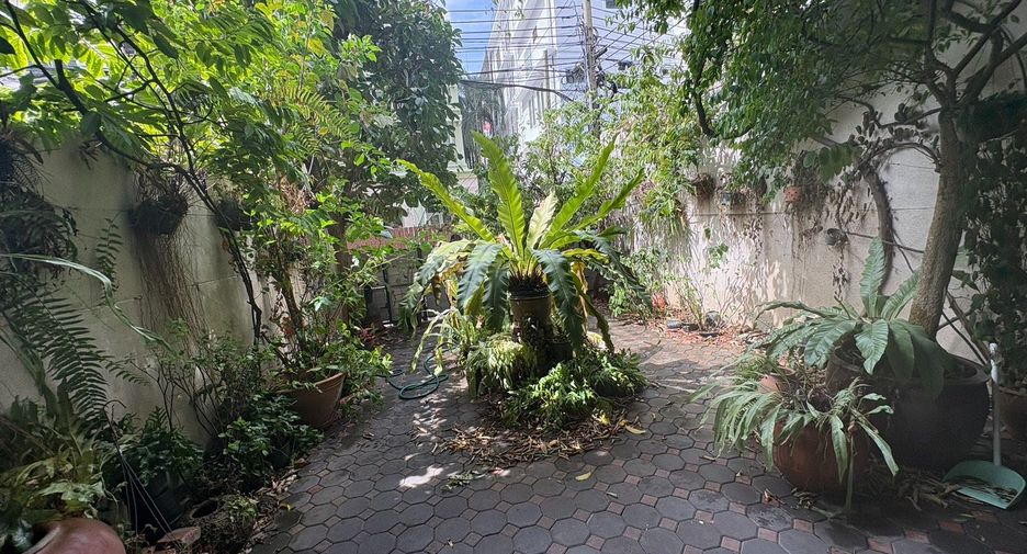 For rent 6 bedrooms townhouse in Watthana, Bangkok