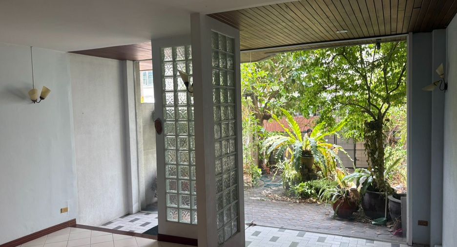 For rent 6 bedrooms townhouse in Watthana, Bangkok