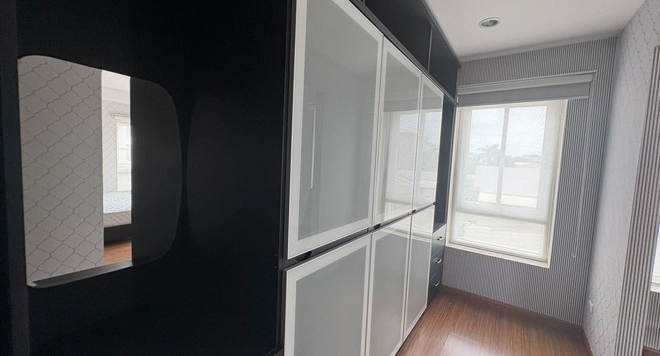 Reihenhaus zur Miete mit 3 Zimmer in Watthana, Bangkok