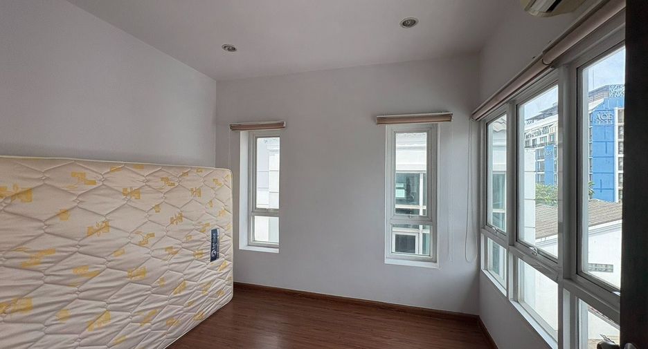 Reihenhaus zur Miete mit 3 Zimmer in Watthana, Bangkok