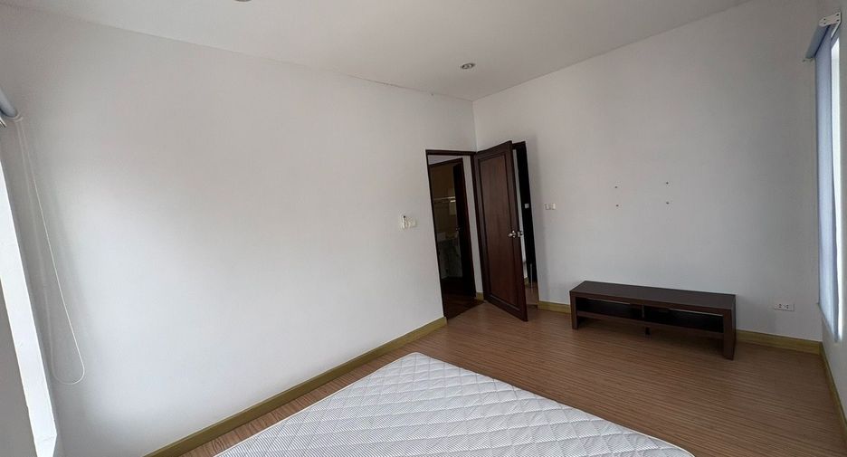 Reihenhaus zur Miete mit 3 Zimmer in Watthana, Bangkok