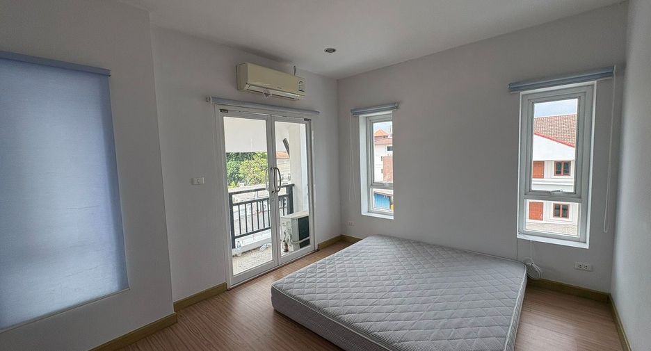 Reihenhaus zur Miete mit 3 Zimmer in Watthana, Bangkok