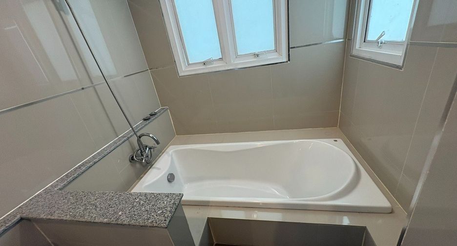 Reihenhaus zur Miete mit 3 Zimmer in Watthana, Bangkok