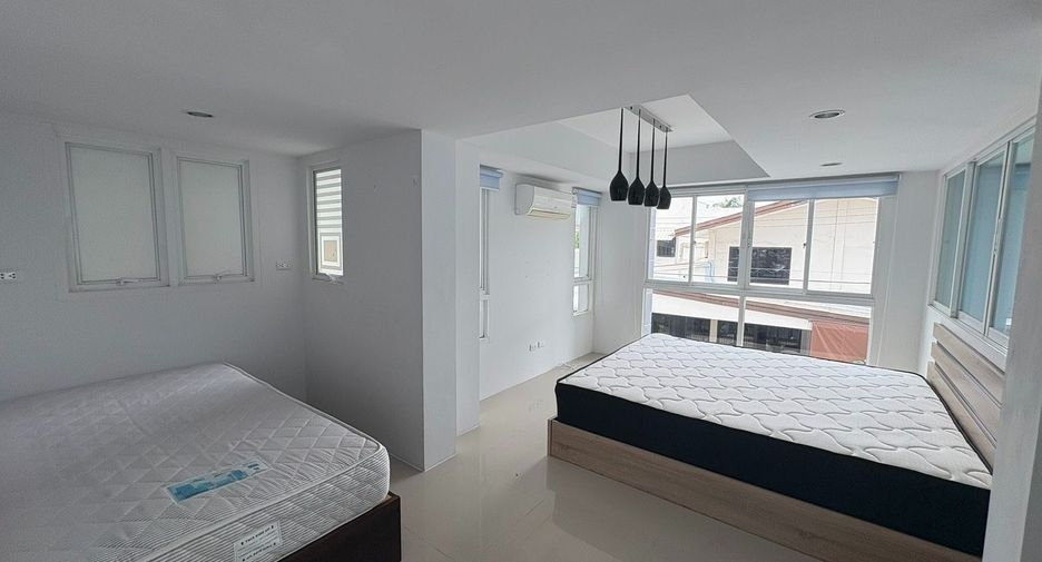 Reihenhaus zur Miete mit 3 Zimmer in Watthana, Bangkok