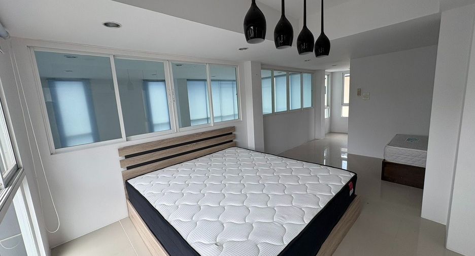 Reihenhaus zur Miete mit 3 Zimmer in Watthana, Bangkok