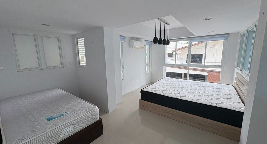 Reihenhaus zur Miete mit 3 Zimmer in Watthana, Bangkok