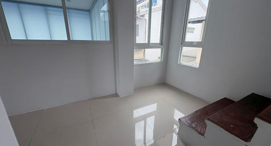 Reihenhaus zur Miete mit 3 Zimmer in Watthana, Bangkok