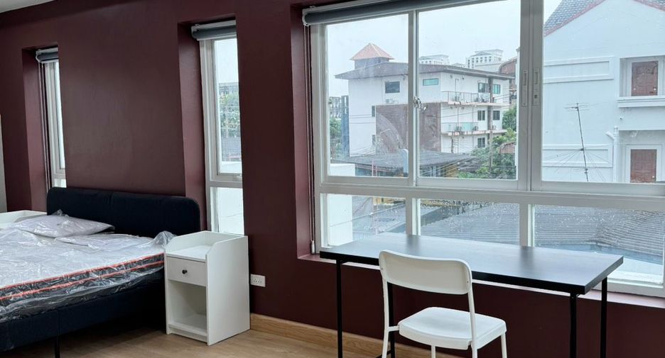 For rent 3 bedrooms townhouse in Watthana, Bangkok