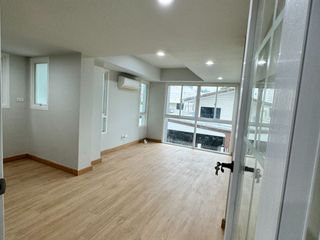 For rent 3 bedrooms townhouse in Watthana, Bangkok